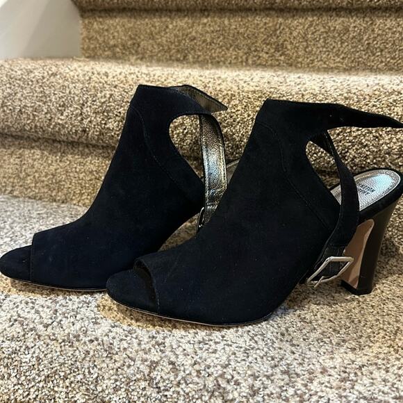 Johnston and Murphy Brand new in box, size 9 open toe bootie black suede - Picture 2 of 8